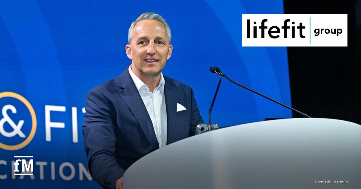 Ein Mann im Anzug (Martin Seibold) steht an einem Rednerpult vor blauem Hintergrund mit HFA-Schriftzug