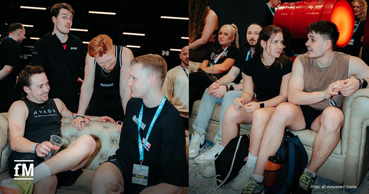 Zweiteilige Aufnahme einer Sitzecke: links sprechen vier Personen auf einem Sofa, rechts sitzen zwei Personen im Vordergrund, im Hintergrund weitere Teilnehmende.