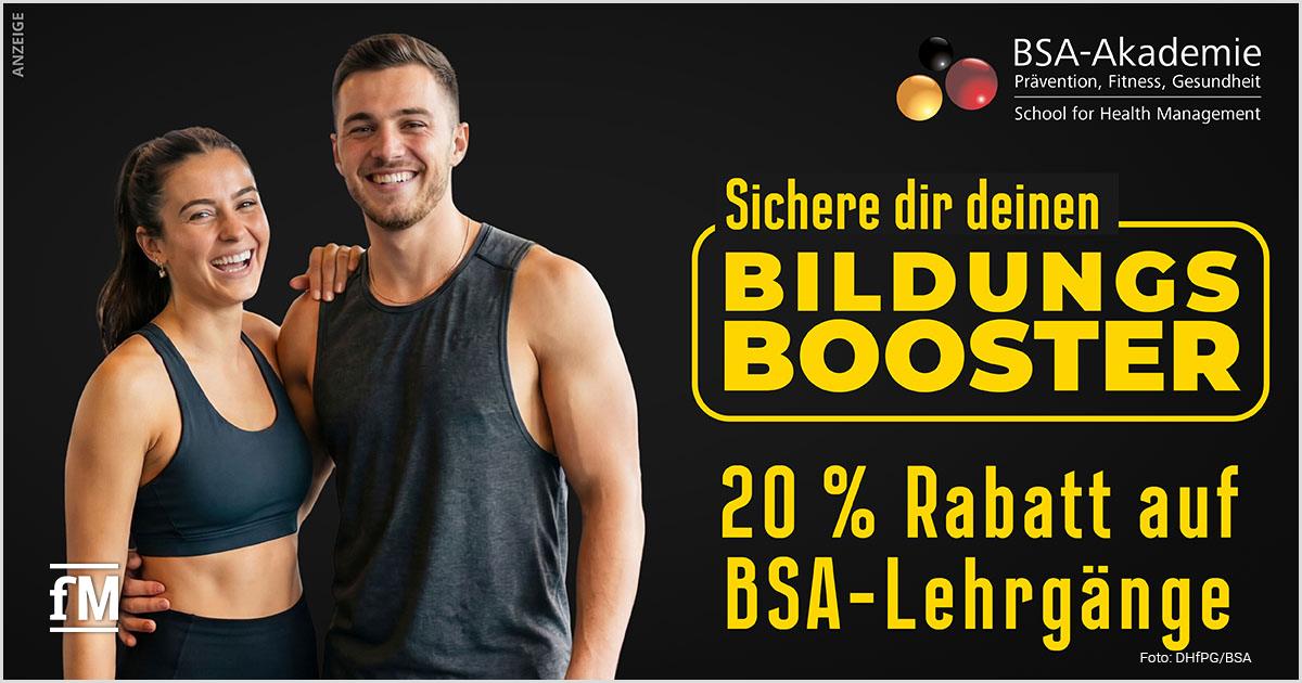 Werbebild mit dunklem Hintergrund: links lächelndes sportliches Paar in Sportkleidung (Frau im Sport-BH, Mann im ärmellosen Shirt), rechts gelber Text in Rahmen: „Sichere dir deinen BILDUNGS BOOSTER“ sowie darunter „20 % Rabatt auf BSA-Lehrgänge“; oben rechts Logo „BSA-Akademie“.