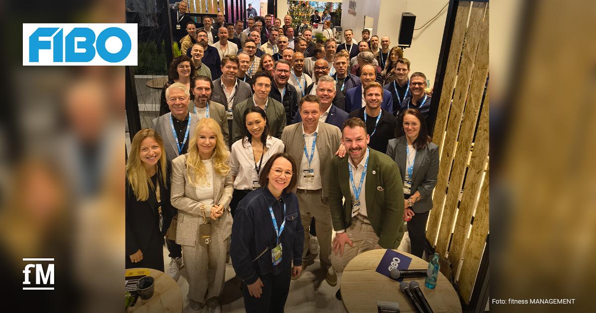 CEO-Breakfast auf der FIBO 2026 Große Gruppe von Teilnehmenden eines CEO-Frühstücks auf der FIBO steht dicht zusammen und blickt lächelnd in die Kamera.