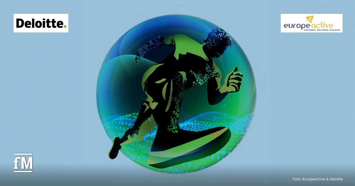 Hellblauer Hintergrund im Querformat. Oben links ein weißes Rechteck mit dem schwarzen Deloitte-Logo und grünem Punkt, oben rechts ein weißes Rechteck mit dem EuropeActive-Logo und dem kleinen Schriftzug „MORE PEOPLE | MORE ACTIVE | MORE OFTEN“. In der Mitte eine große blau-grüne Kugel mit der schwarzen Silhouette einer laufenden Person und erhobenem Daumen, darin und darunter blaue und grüne Wellenlinien und binäre Ziffern.