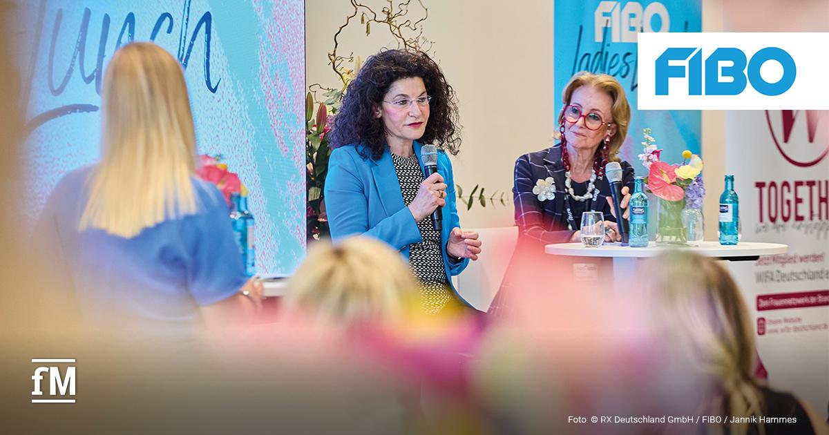 Women’s Leadership Summit auf der FIBO Zwei Frauen sprechen auf einer Bühne bei einem Panel-Talk auf der FIBO.