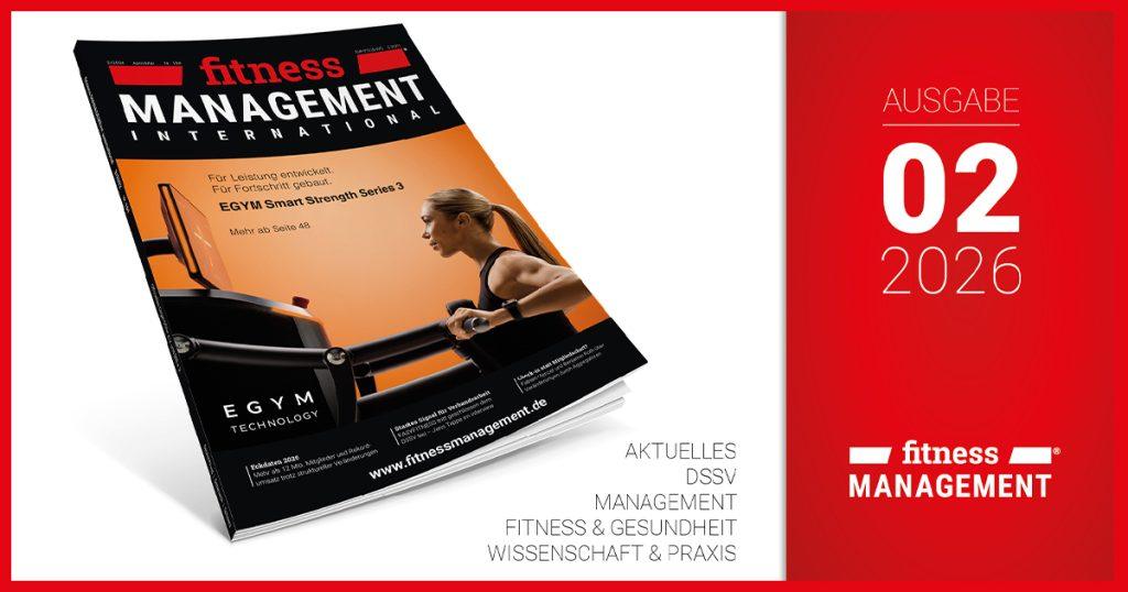 Schräg dargestelltes Magazincover „fitness MANAGEMENT international“ auf weißem Hintergrund links, rechts roter Bereich mit weißem Text „AUSGABE 02/2026“ und dem Magazinlogo; auf dem Cover ein Teil eines EGYM Kraftrudergeräts und im Profil eine junge Frau mit Pferdeschwanz und schwarzem Sporttop, die am Griff zieht; zusätzlich kleine Textblöcke mit Themen wie „DSSV“, „MANAGEMENT“, „FITNESS & GESUNDHEIT“, „WISSENSCHAFT & PRAXIS“.