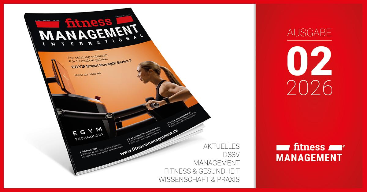 fMi 02/2026 Schräg dargestelltes Magazincover „fitness MANAGEMENT international“ auf weißem Hintergrund links, rechts roter Bereich mit weißem Text „AUSGABE 02/2026“ und dem Magazinlogo; auf dem Cover ein Teil eines EGYM Kraftrudergeräts und im Profil eine junge Frau mit Pferdeschwanz und schwarzem Sporttop, die am Griff zieht; zusätzlich kleine Textblöcke mit Themen wie „DSSV“, „MANAGEMENT“, „FITNESS & GESUNDHEIT“, „WISSENSCHAFT & PRAXIS“.