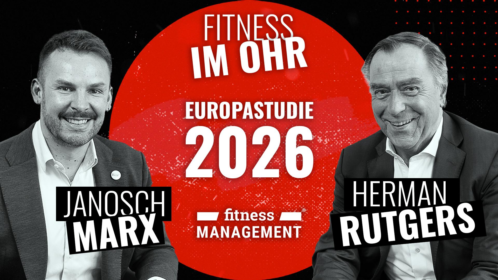 Zwei Männer mit Mikrofonen im Vordergrund links und rechts, dazwischen roter Kreis mit Text „FITNESS IM OHR Europestudie 2026“, darunter Logo „fitness MANAGEMENT“, Namen „JANOSCH MARX“ links und „Herman Rutgers“ rechts.