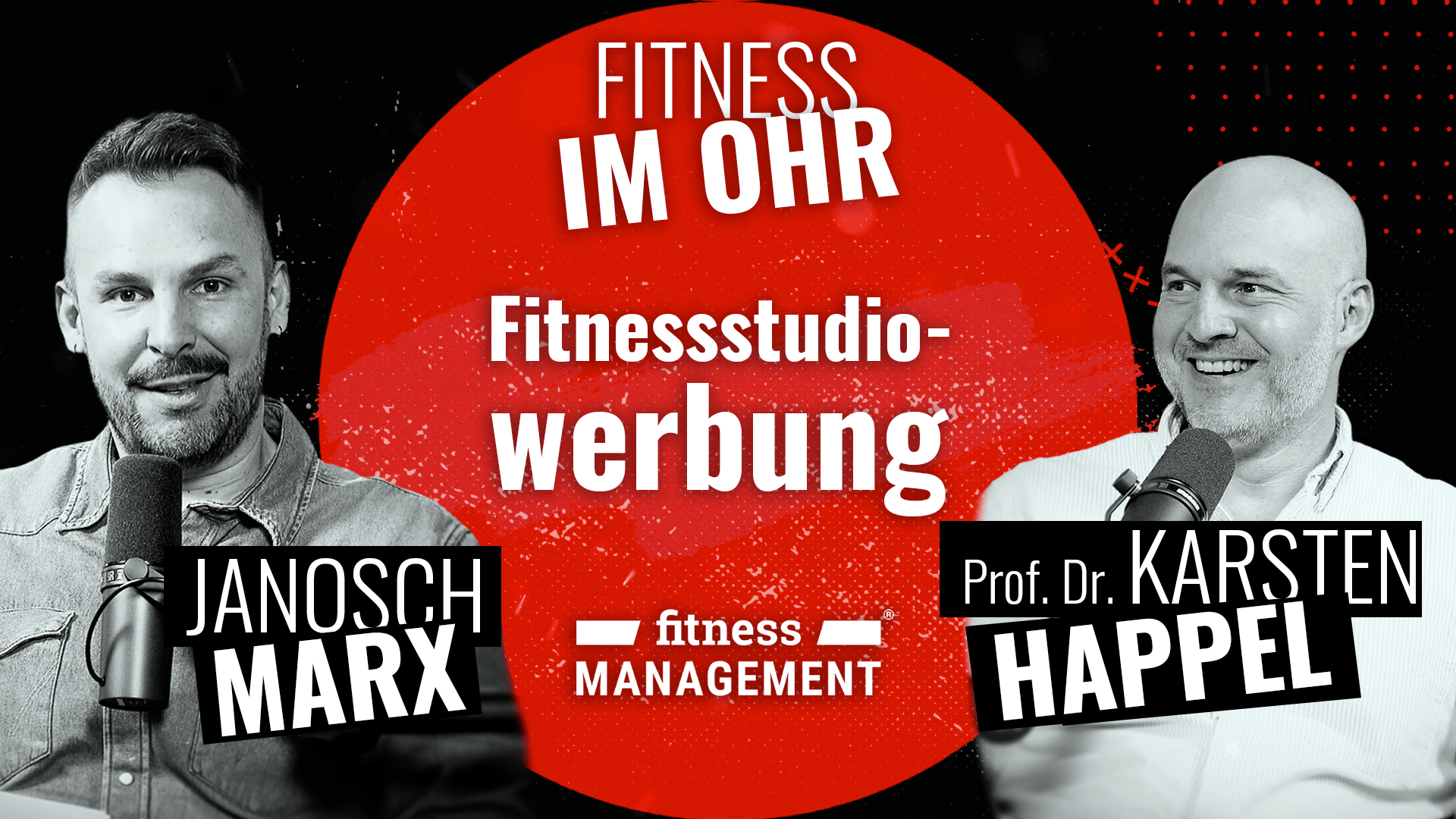 Zwei Männer mit Mikrofonen im Vordergrund links und rechts, dazwischen roter Kreis mit Text „FITNESS IM OHR Fitnessstudiowerbung“, darunter Logo „fitness MANAGEMENT“, Namen „JANOSCH MARX“ links und „Prof. Dr. KARSTEN HAPPEL“ rechts.