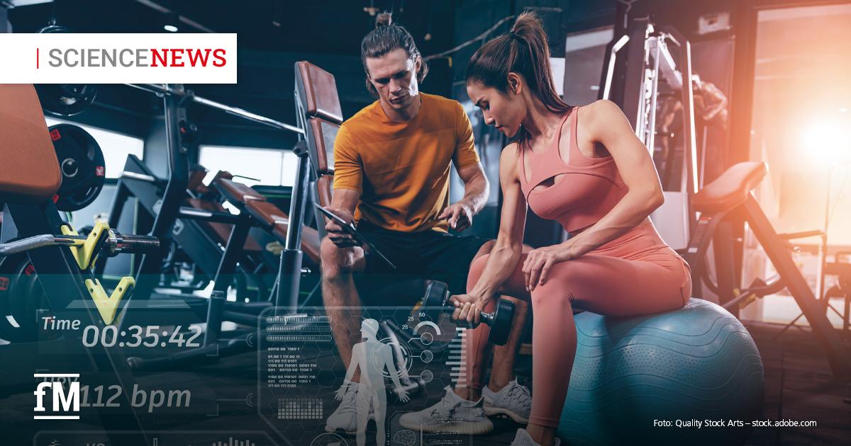 Frau trainiert im Fitnessstudio mit Kurzhanteln, ein Trainer schaut auf ein Tablet; eingeblendete Fitnessdaten überlagern das Bild. Links oben steht Science News.