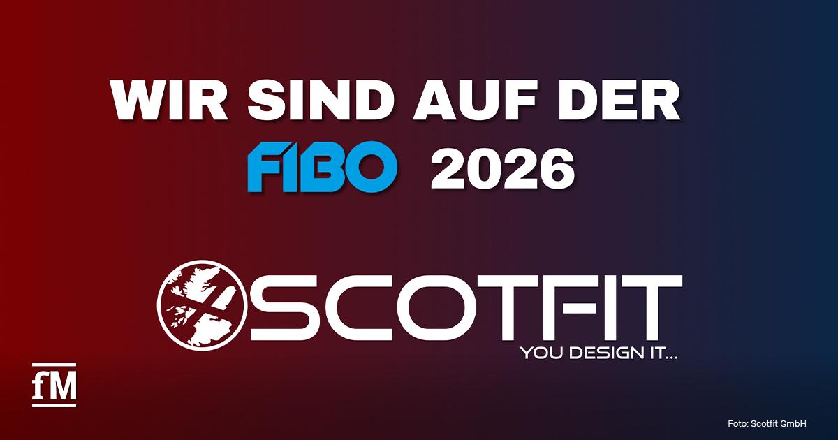 Großflächiger Farbverlauf von Rot links nach Dunkelblau rechts, mittig weißer Text „WIR SIND AUF DER“, darunter blaues „FIBO“ und weißes „2026“, darunter weißes SCOTFIT-Logo mit Schriftzug „SCOTFIT“.