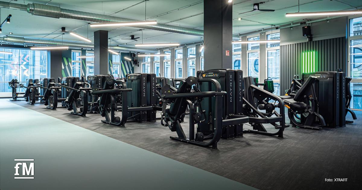 Helle Trainingsfläche mit Maschinenpark, großen Fenstern und großzügiger Wegeführung im XTRAFIT Köln-Zentrum.