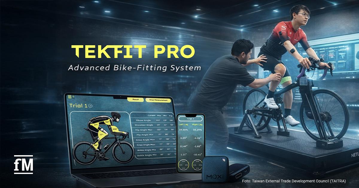 Innenraum einer Trainingsumgebung, rechts sitzt eine Person auf einem Rennrad auf einer Plattform, links daneben ein Trainer greift an Bein und Hüfte, im Vordergrund Laptop mit Analysegrafik, daneben Tablet und Sensorgerät, Hintergrund mit Monitoren.