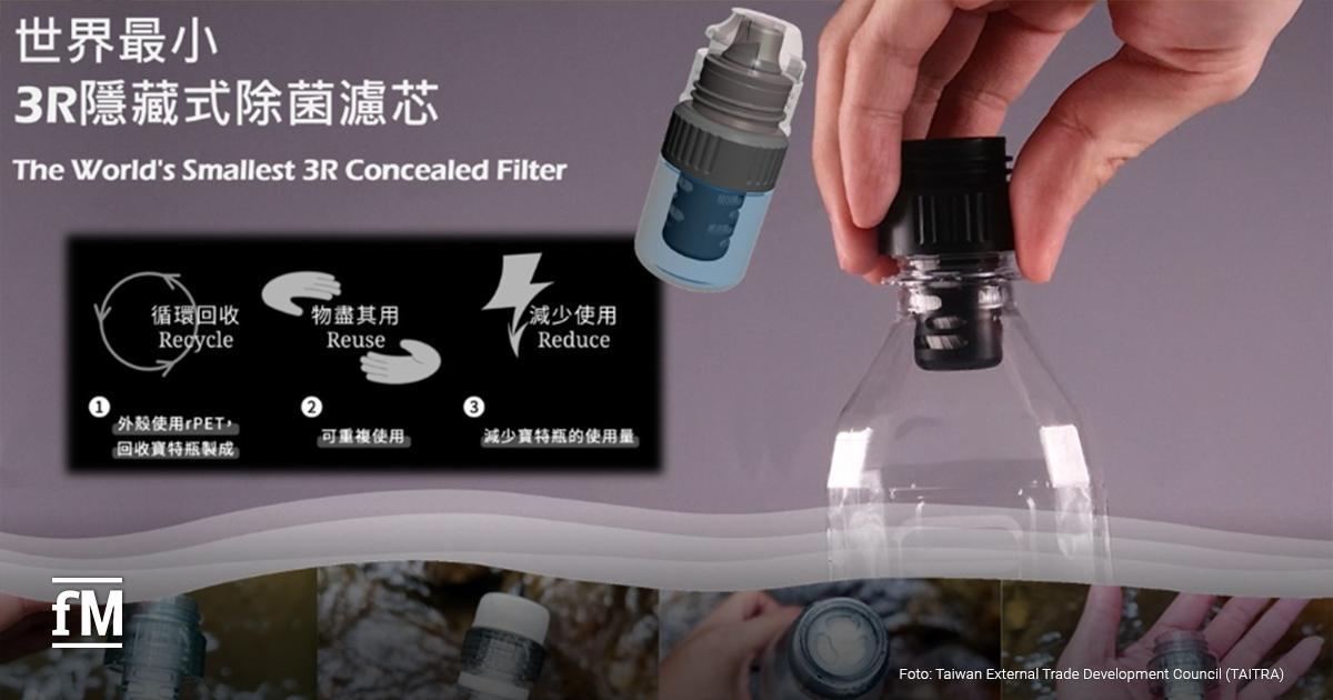 Die Hand schraubt ein kleines Filtersystem auf eine Plastikflasche. Im Hintergrund grafische Symbole zu den Themen Recycling, Wiederverwendung und Reduktion.