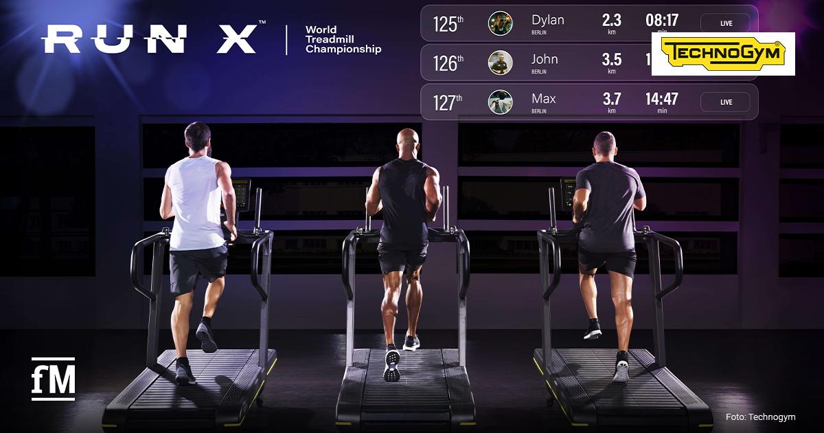 Drei Personen laufen auf Laufbändern in einem dunklen Raum, Blick von hinten, Displays vor ihnen, darüber eingeblendetes Leaderboard mit Namen Dylan, John und Max, Distanzen und Zeiten.