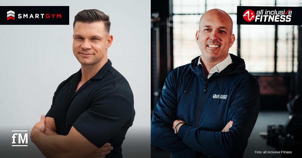 all inclusive Fitness Benjamin Burkhardt Zwei Männer im Porträt mit verschränkten Armen: links ein muskulöser Mann im schwarzen Shirt vor hellem Hintergrund mit „SMARTGYM“-Logo, rechts ein lächelnder Mann im dunklen Hoodie vor Fitnessstudiokulisse mit „all inclusive Fitness“-Logo.