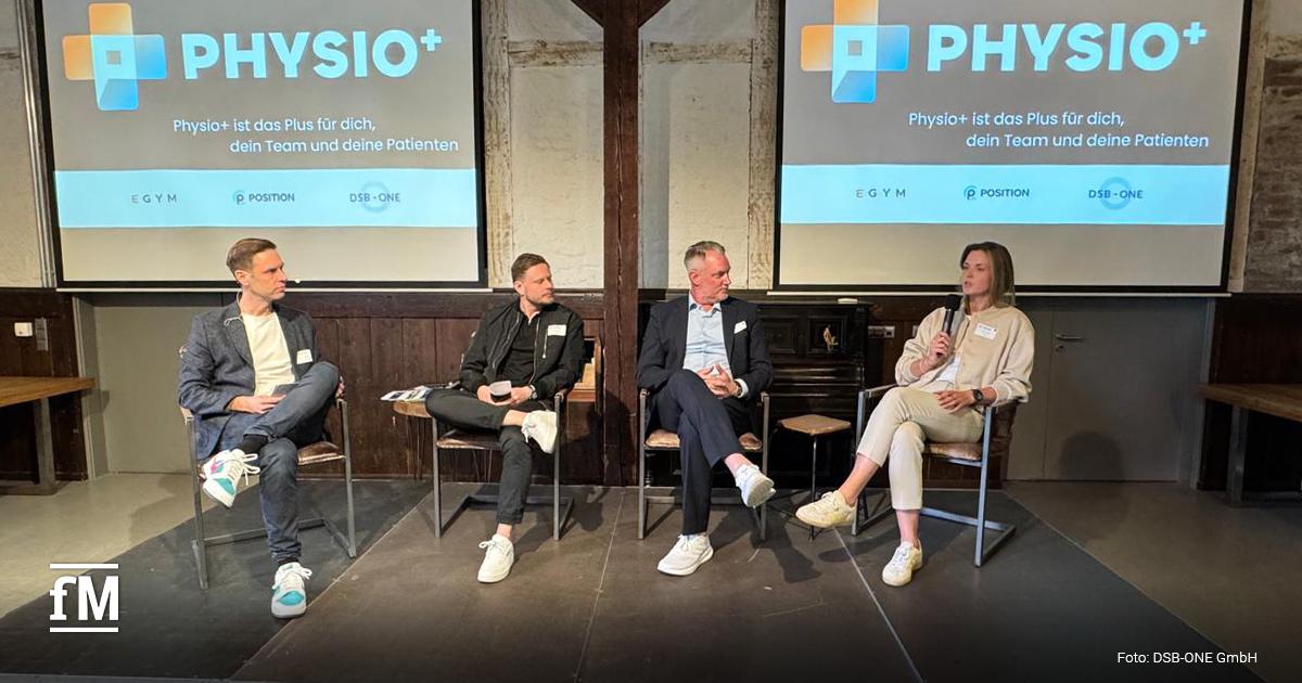PHYSIO+ im VITOVA Vier Personen sitzen auf einer Bühne vor zwei Leinwänden mit dem Schriftzug „PHYSIO+“ und den Logos von EGYM, POSITION Consulting und DSB-ONE. Rechts spricht eine Frau mit Mikrofon.