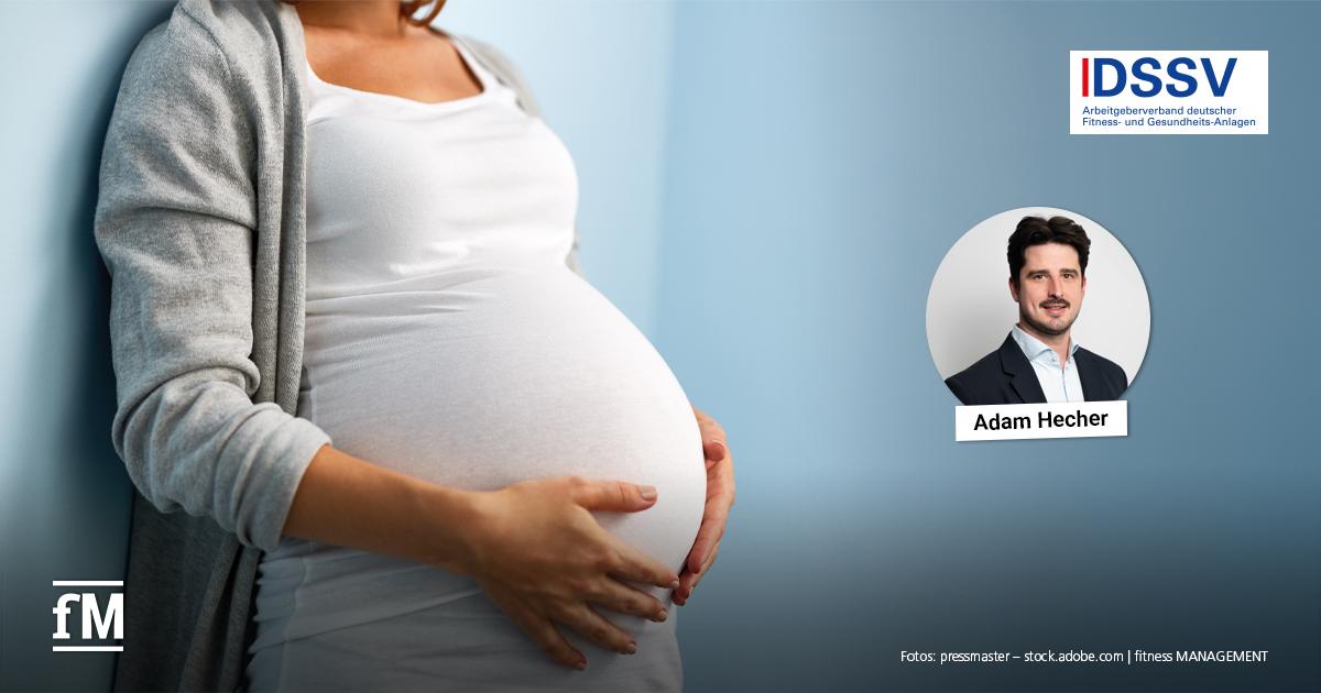 DSSV Recht: Mutterschutz in Physiotherapiepraxen Schwangere Person mit beiden Händen am Bauch im linken Bildbereich vor blauem Hintergrund. Rechts rundes Porträtfoto von Adam Hecher im Anzug.