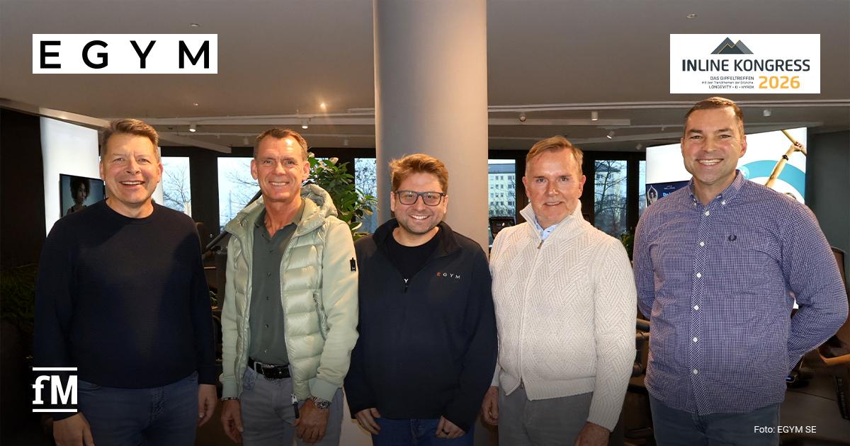 EGYM beim INLINE Kongress 2026 Fünf Männer (Alexander Benker, Thorsten Kielmann, Philipp Roesch-Schlanderer, Paul Underberg und Jan Scherzer) stehen lächelnd nebeneinander in einem modernen Fitnessstudio.