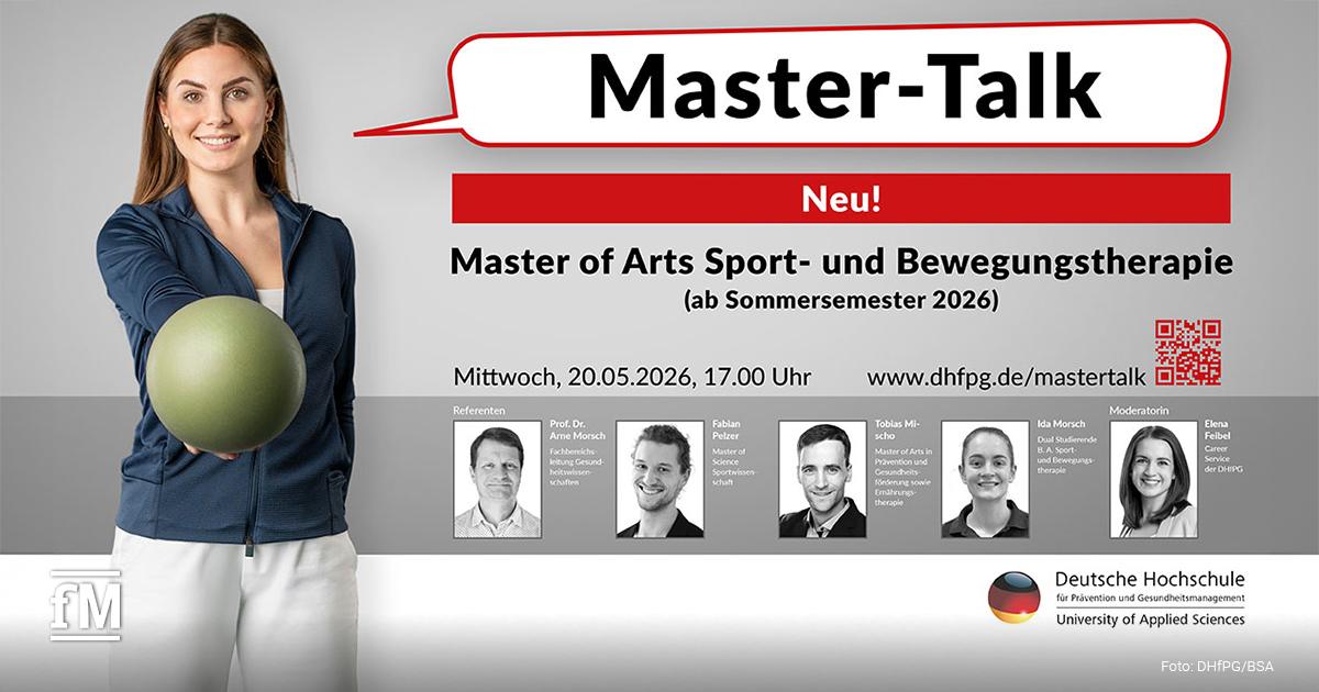 Master-Talk: Master of Arts Sport- und Bewegungstherapie Links eine Frau mit dunkelblauer Jacke und grünem Gymnastikball vor grauem Hintergrund. Rechts eine Grafik mit der Überschrift „Master-Talk“ und Informationen zum „Master of Arts Sport- und Bewegungstherapie“. Sichtbar sind Datum „20.05.2026“, Uhrzeit „17.00 Uhr“, URL „www.dhfpg.de/mastertalk“, QR-Code, Porträts der Referenten Arne Morsch, Fabian Pelzer, Tobias Mischo, Ida Morsch und Elena Feibel sowie das Logo der Deutschen Hochschule für Prävention und Gesundheitsmanagement unten rechts.