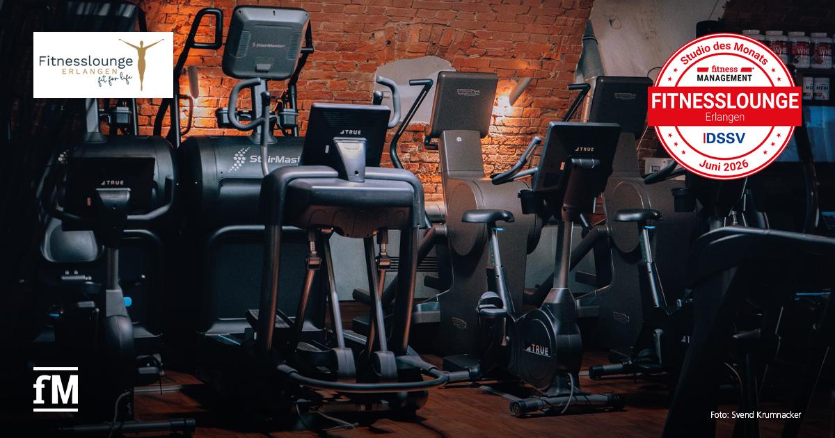 Fitnesslounge Erlangen Cardiogeräte stehen vor einer Backsteinwand im Trainingsbereich der Fitnesslounge Erlangen. Oben links ist das Logo der Fitnesslounge sichtbar, rechts das Siegel „Studio des Monats Juni 2026“.