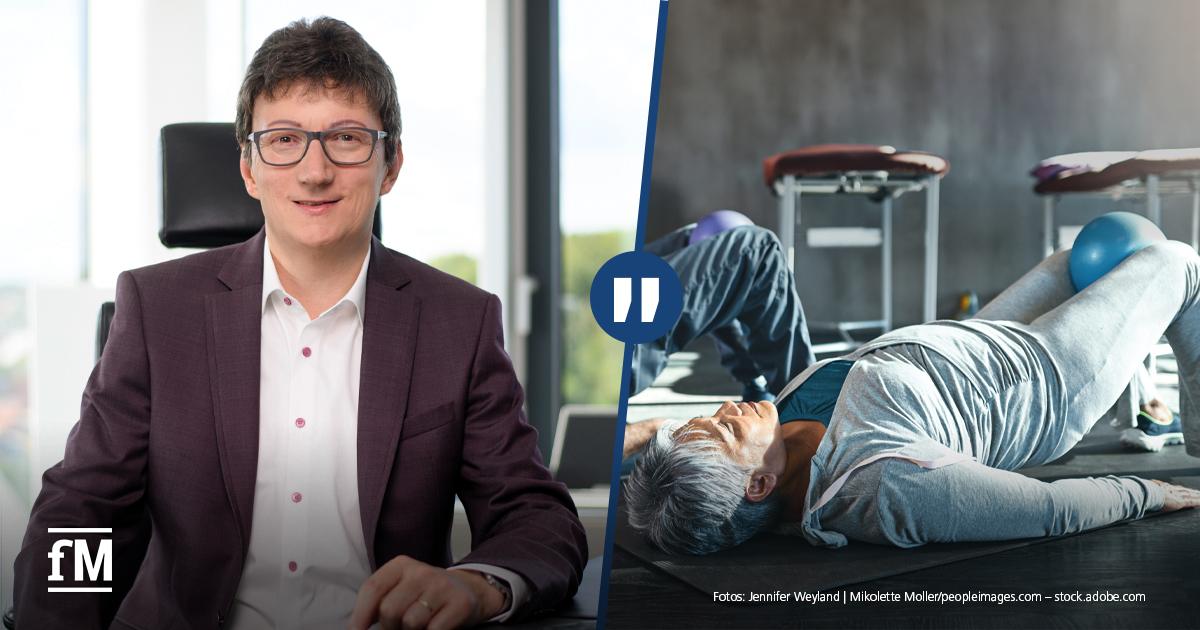 Medical Fitness neu gedacht Links sitzt Prof. Dr. Jörg Loth im Anzug an einem Schreibtisch vor großen Fenstern. Rechts eine Trainingsszene mit zwei älteren Personen auf Matten und einer Trainerin im Hintergrund. Zwischen beiden Bildteilen verläuft eine blaue grafische Trennlinie mit weißem Anführungszeichen-Symbol.
