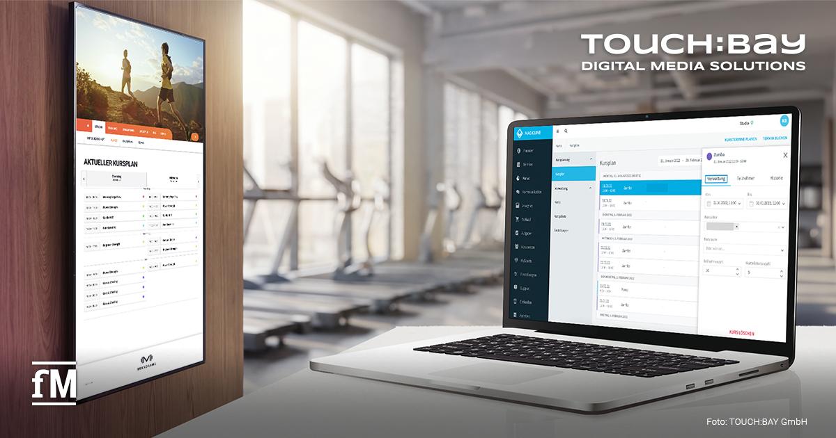 TOUCH:BAY erweitert Hardware- und Software-Features Vordergrund rechts ein Laptop mit Magicline Backend-Ansicht, links ein stehendes TOUCH:BAY-Display mit Websitebereich „AKTUELLER KURSPLAN“, Navigationspunkten „STUDIO“, „TRAINING“, „ERNÄHRUNG“, „LIFESTYLE“, „FAQ“, „NEWS“ und Logo „BRANDNAME“ unten; auf dem Laptop erscheinen unter anderem „Kurse“, „Kursplan“, „Zumba“, „Verwaltung“, „Teilnehmer“, „Historie“, „KURSTERMINE PLANEN“, „TERMIN BUCHEN“ und „KURS LÖSCHEN“ vor unscharfem Fitnessstudiohintergrund.