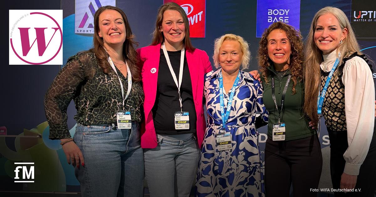 WIFA Deutschland DEI-Umfrage Fünf Frauen stehen nebeneinander vor einer dunklen Messewand mit Logos und Beschriftungen, links oben steht ein pinkes WIFA-Deutschland-e.V.-Logo mit großem W, im Hintergrund stehen unter anderem „BODY BASE“, „UPTIVO MATTER OF FITNESS“, „FIBO“ und „DHZ“, unten links steht ein fM-Logo, unten rechts „Foto: WIFA Deutschland e.V.“.