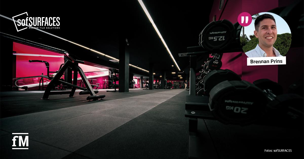 sofSURFACES: Brennan Prins Interview Fitnessstudio mit Trainingsgeräten und Hantelablage, eingeblendetes Porträt von Brennan Prins