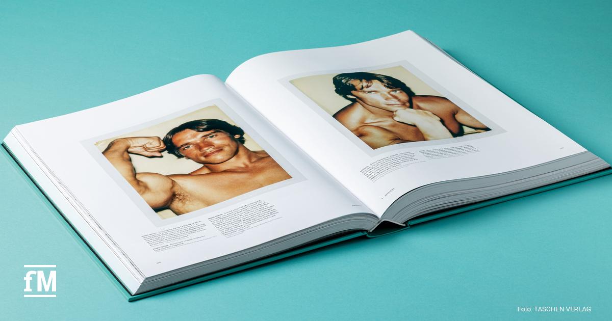 Aufgeschlagenes Buch auf türkisfarbenem Untergrund mit zwei großformatigen Porträtfotografien auf den geöffneten Seiten.