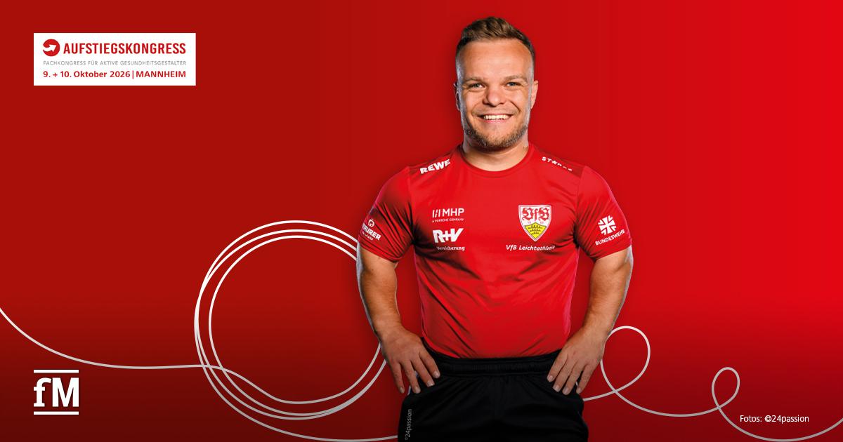 Niko Kappel Aufstiegskongress Niko Kappel steht im roten Trikot vor rotem Hintergrund mit Hinweis auf den Aufstiegskongress in Mannheim.
