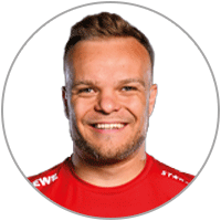 Porträt von Niko Kappel im roten Sportshirt