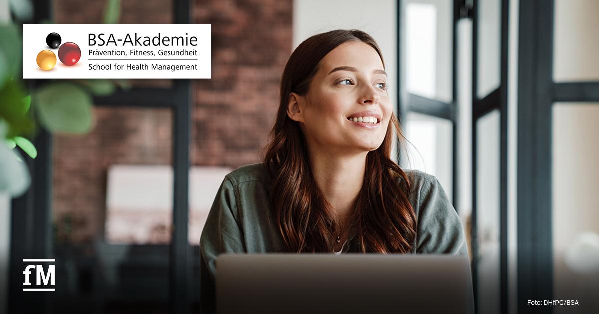 BSA-Akademie KI Customer Journey Webinar Im Vordergrund ein geöffneter Laptop vor einer sitzenden Frau mit langen braunen Haaren, die nach rechts blickt. Links oben ein eingeblendetes Logo „BSA-Akademie“.