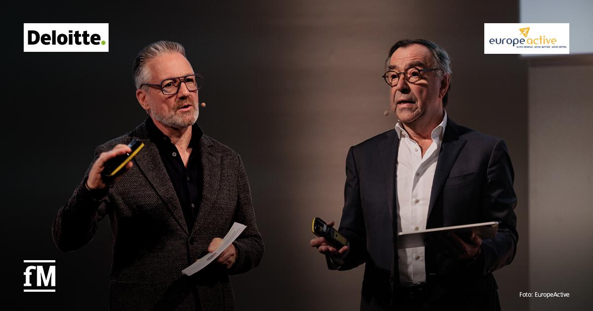 EuropeActive Report 2026 Zwei Männer (Herman Rutgers und Karsten Hollasch) mit Headsets stehen mit Präsentationsgeräten auf einer Bühne