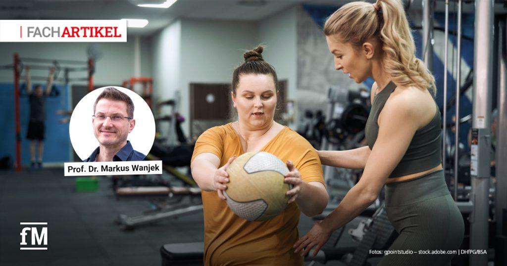 Im Vordergrund hält eine Frau in einem Fitnessstudio einen Medizinball, während eine Trainerin rechts neben ihr die Bewegung begleitet. Links oben steht der Schriftzug „FACHARTIKEL“. Links befindet sich ein Porträt mit der Beschriftung „Prof. Dr. Markus Wanjek“. Im Hintergrund sind Trainingsgeräte und trainierende Personen unscharf erkennbar.