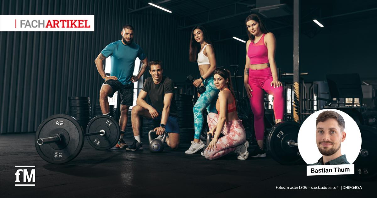 Gen Z im Fitnessstudio Fünf junge Erwachsene in Sportkleidung stehen und knien mit Hanteln in einem Fitnessstudio