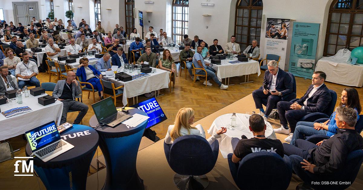 FIT FORWARD powered by Markenallianz Österreich in Mondsee Großer Veranstaltungssaal mit mehreren Reihen besetzter Tische. Im Vordergrund sitzen Teilnehmende einer Podiumsdiskussion in Sesseln um kleine Tische. Auf Monitoren steht „FIT FORWARD Branchenforum 2025“.