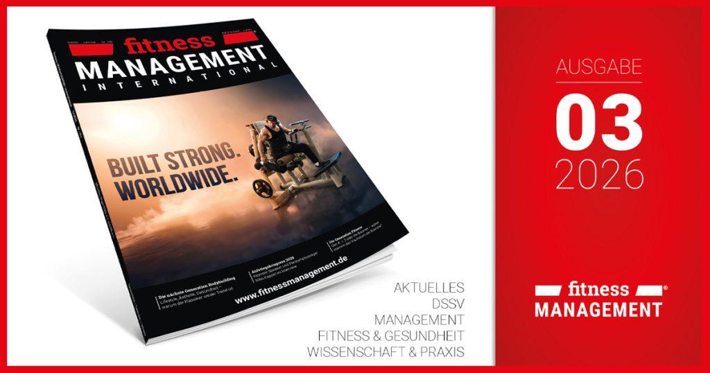 Werbegrafik zur fitness MANAGEMENT international Ausgabe 03/2026. Links ist das Magazin schräg dargestellt, auf dessen Cover ein Mann an einer Kraftmaschine trainiert. Rechts steht auf rotem Hintergrund die Aufschrift „Ausgabe 03 2026“ sowie das Logo der Zeitschrift. Daneben werden die Rubriken „Aktuelles“, „DSSV“, „Management“, „Fitness & Gesundheit“ sowie „Wissenschaft & Praxis“ aufgeführt