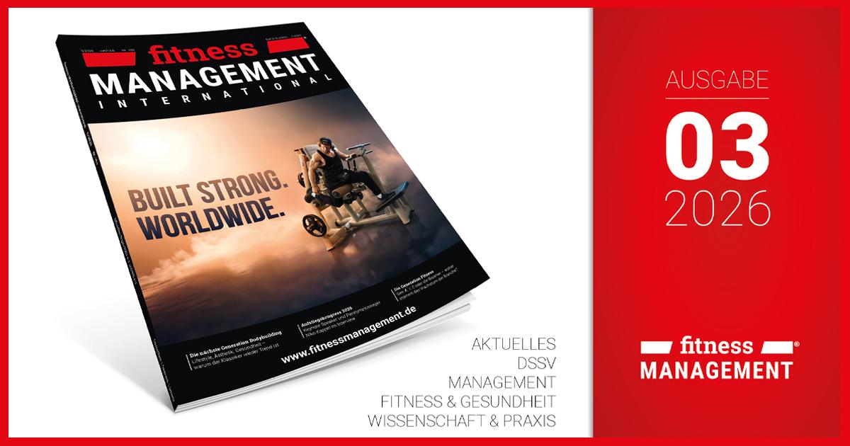 fMi 03/2026 Werbegrafik zur fitness MANAGEMENT international Ausgabe 03/2026. Links ist das Magazin schräg dargestellt, auf dessen Cover ein Mann an einer Kraftmaschine trainiert. Rechts steht auf rotem Hintergrund die Aufschrift „Ausgabe 03 2026“ sowie das Logo der Zeitschrift. Daneben werden die Rubriken „Aktuelles“, „DSSV“, „Management“, „Fitness & Gesundheit“ sowie „Wissenschaft & Praxis“ aufgeführt