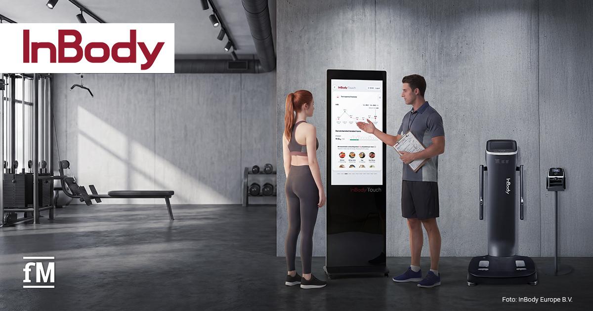 InBody TOUCH Gesundheitsdaten und Mitgliederbindung Trainer erklärt einer Sportlerin Analyseergebnisse an einer InBody TOUCH