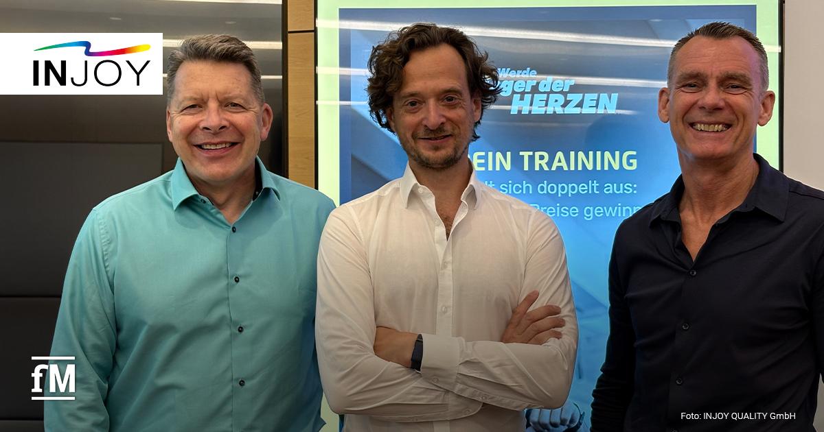 INJOY Verbundpartnertreffen 2026 Drei Männer (von links: Alexander Benker, Bastian Schneider, Thorsten Kielmann) stehen vor einem Bildschirm mit INJOY-Präsentation.