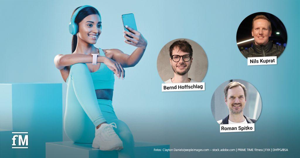 Links sitzt eine Frau in hellblauer Sportbekleidung mit Smartphone und Kopfhörern auf einem Podest. Rechts sind drei runde Porträtfotos von Bernd Hoffschlag, Nils Kuprat und Roman Spitko angeordnet. Links unten befindet sich das fM-Logo.