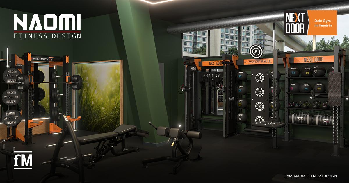 NEXT DOOR NAOMI FITNESS DESIGN In einem dunkelgrünen Trainingsraum stehen links ein orange-schwarzes Half Rack mit Hantelscheiben, mittig Bänke und Kraftgeräte und rechts Rackmodule mit Trainingsbällen, Kettlebells und einer Wall-Ball-Tafel; lesbare Texte sind „NAOMI FITNESS DESIGN“, „NEXT DOOR“, „Dein Gym mittendrin“, „HALF RACK V3“, „NAOMI“, „WALL BALL“, die Zahlen „1“, „2“, „3“, „4“, „5“, das fM-Logo unten links und „Foto: NAOMI FITNESS DESIGN“ unten rechts.