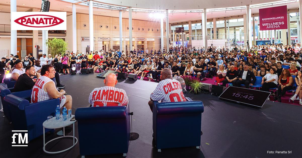 Panatta RiminiWellness 2026 Bodybuilder sitzen auf einer Bühne vor einem großen Publikum in der RiminiWellness-Arena.