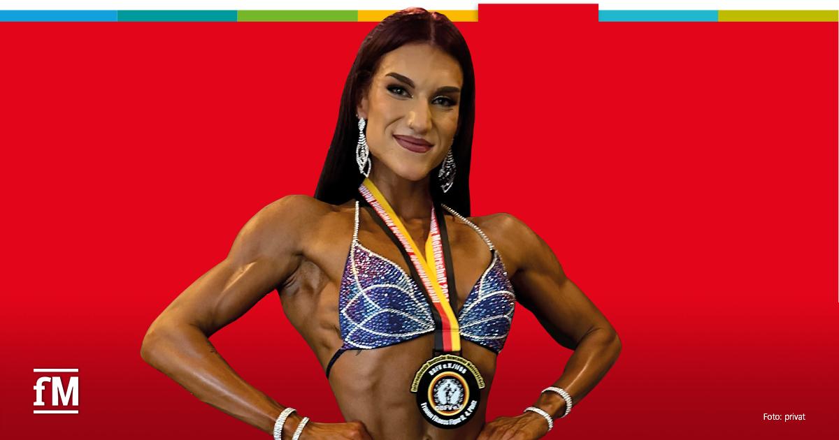 DHfPG Personenporträt Lea Oberfichtner Lea Oberfichtner mit Wettkampfmedaille in Bodybuilding-Pose.