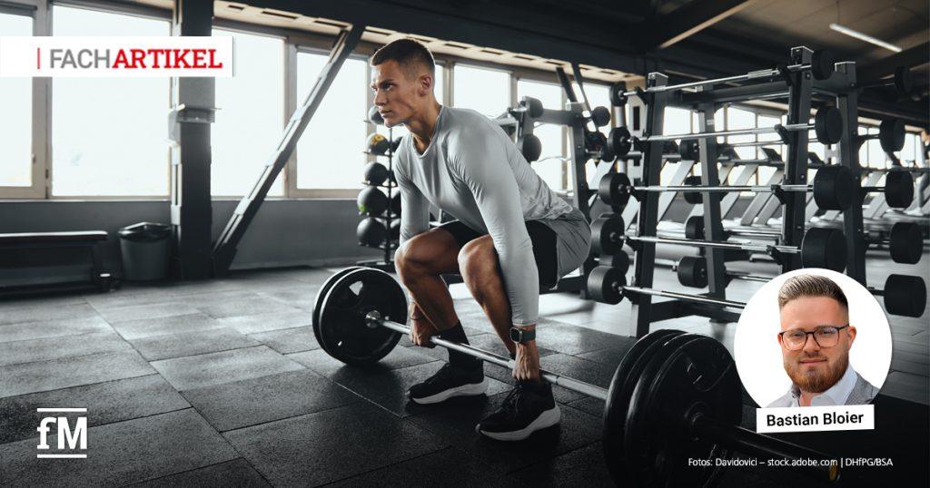 Person beim Kreuzheben im Fitnessstudio, daneben ein Porträt von Bastian Bloier.