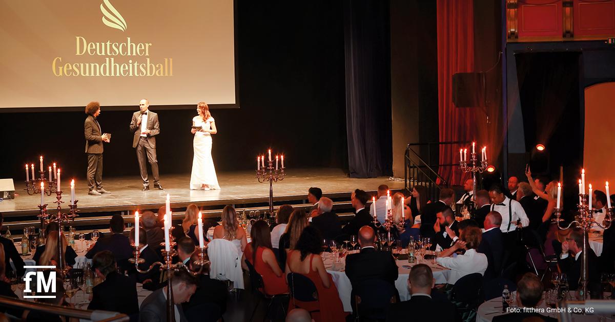 Deutscher Gesundheitsball Offenbach Moderation auf der Bühne vor Gästen an runden Tischen im Capitol Theater Offenbach