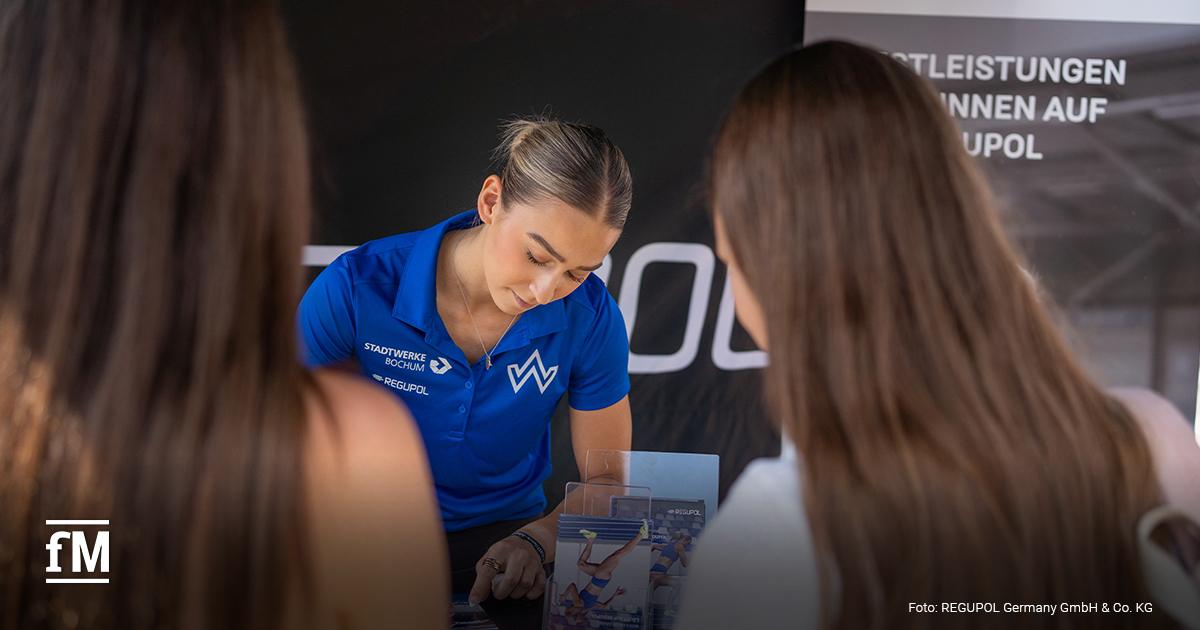 Jolina Ernst signiert am REGUPOL Stand eine Autogrammkarte.