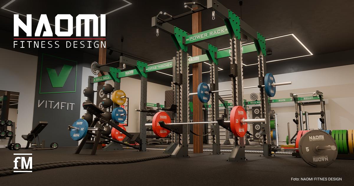 NAOMI und VITAFIT Schwarze und grüne Racks mit Langhanteln und farbigen Gewichtsscheiben in einem Fitnessstudio.