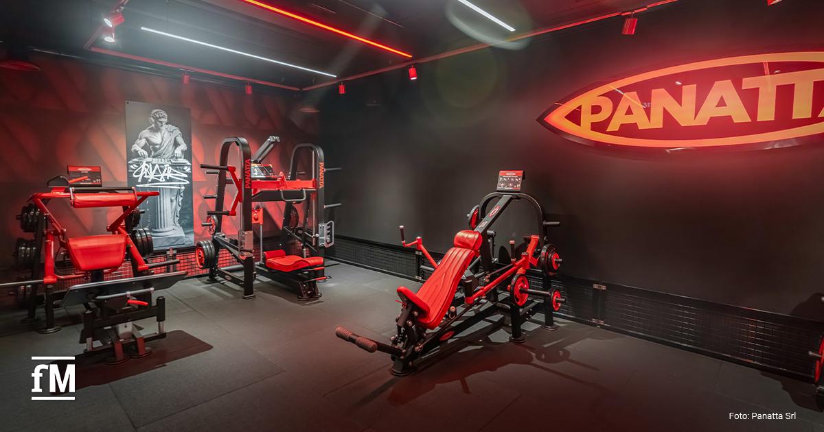 Panatta-Kraftgeräte mit roten Polstern in einem Fitnessstudio mit beleuchtetem Panatta-Logo..