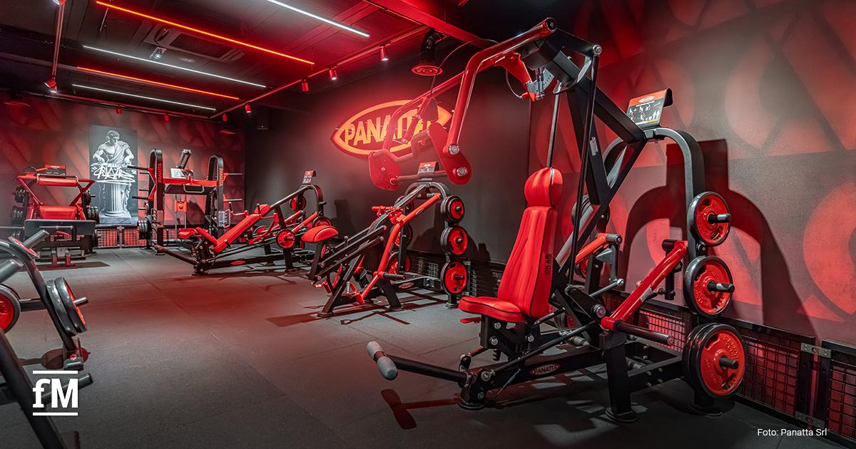 Mehrere rote Panatta-Kraftgeräte in einem modern gestalteten Fitnessbereich.