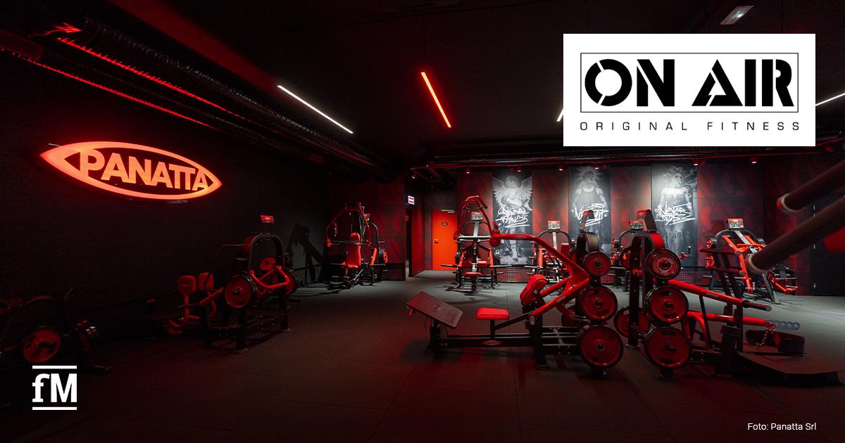 Panatta x On Air Fitness Partnerschaft Trainingsfläche eines On Air Fitness Clubs mit roten Panatta-Kraftgeräten und Panatta-Logo an der Wand.