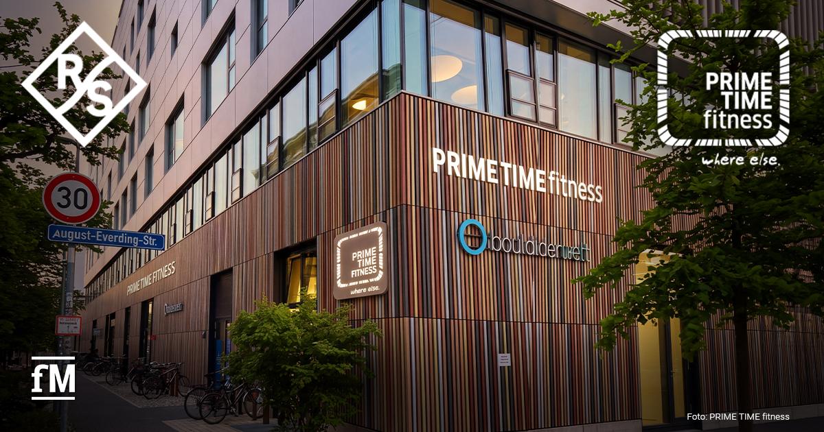 PRIME TIME fitness München Logos von R&S Immobilienmanagement und PRIME TIME fitness vor einer Gebäudefassade